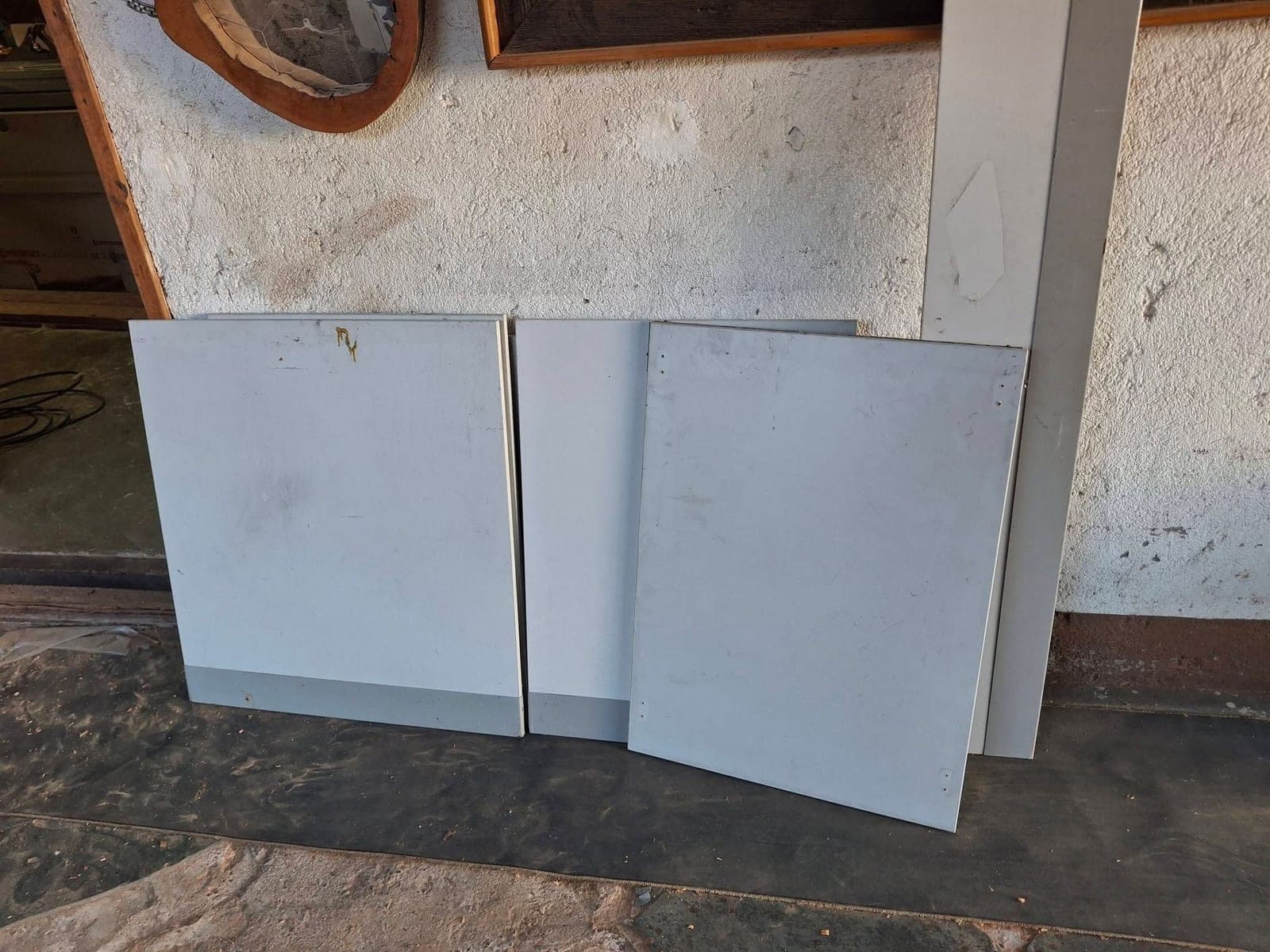 As portas do balcão antes, soltas e encostadas na parede