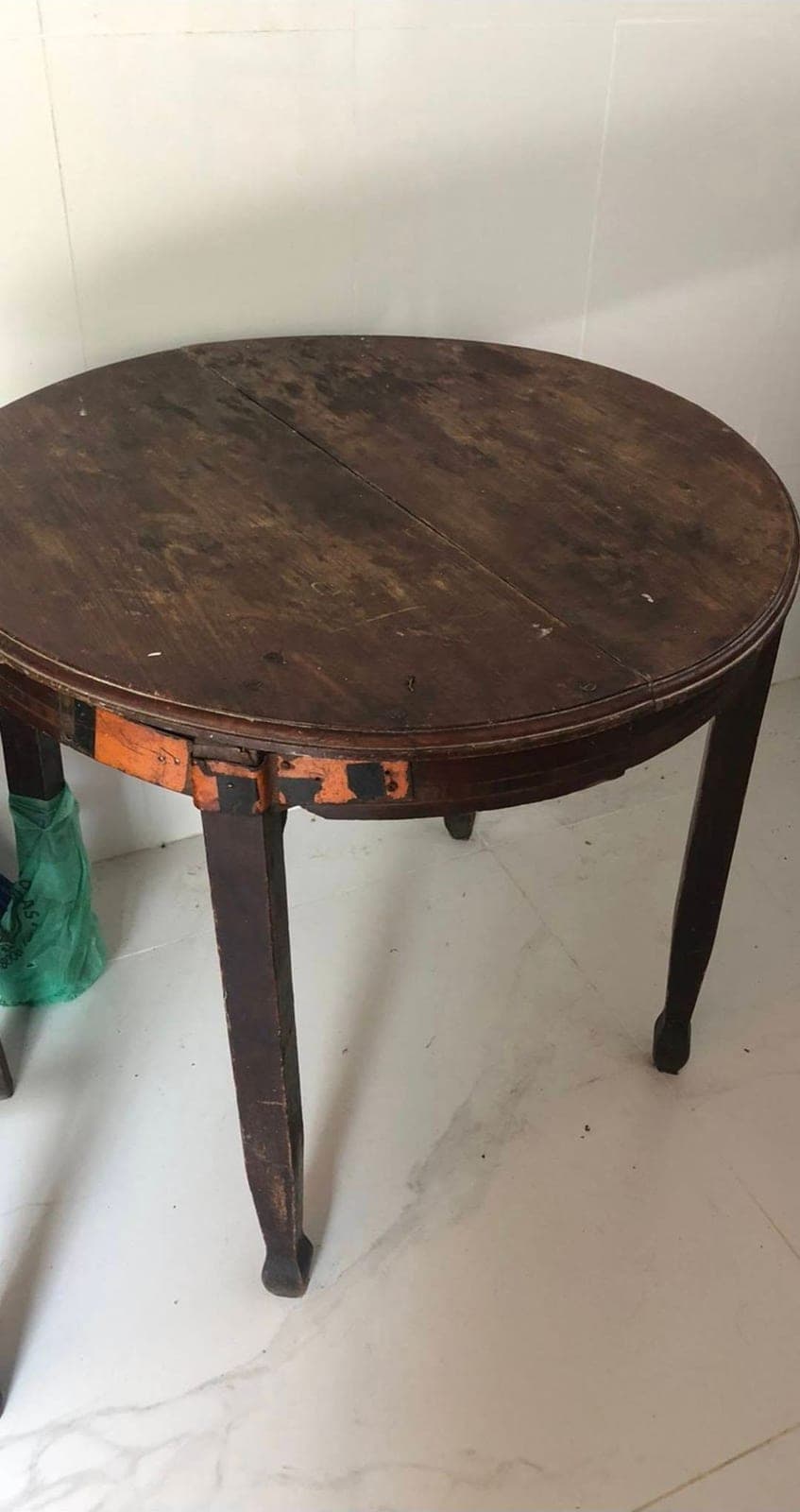 A mesa antes da restauração, escura e gasta
