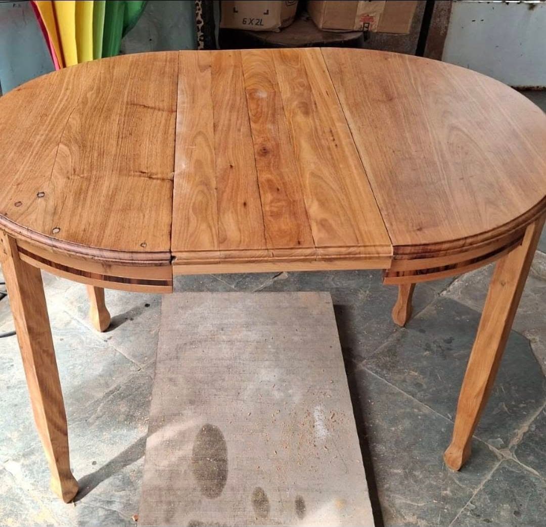 A mesa restaurada, com o tampo claro e as extensões no lugar